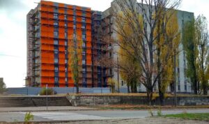 Яскравими фарбами заграла багатоповерхівка. На Дніпропетровщині ремонтують будівлю