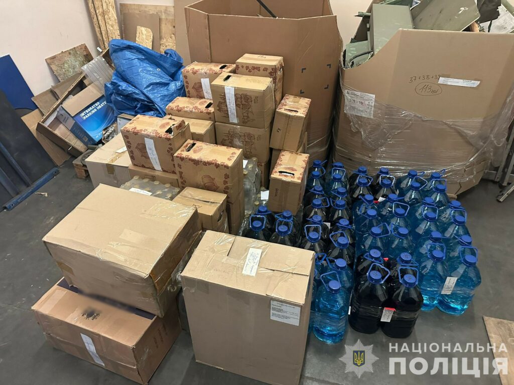 У Дніпрі на ринку виявили цигарки та алкоголь на мільйон гривень (фото, відео)