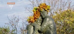 На Дніпропетровщині пам’ятник закоханим криворожанці та італійцю заквітчали кленовими віночками