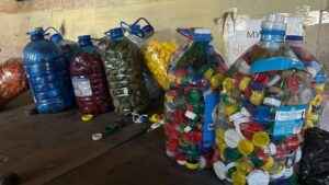 Об’єдналися заради допомоги ЗСУ. У Дніпрі молодь зібрала майже тонну кришечок, щоб здати їх на переробку, а виручені кошти спрямувати на виготовлення запчастин для дронів