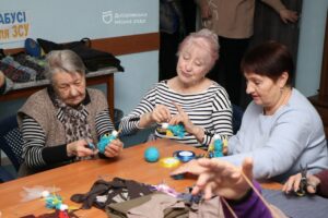 У Дніпрі понад 500 пенсіонерок створили волонтерський рух «Бабусі для ЗСУ»