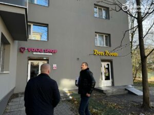 У Дніпрі продовжують приводити фасадні конструкції у відповідність до дизайн-коду міста