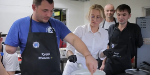 “Кухарі Титани”. У Дніпрі ветерани-фронтовики вчаться готувати борщ, банош, котлету по-київськи