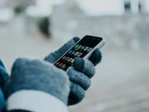 Як користуватися смартфоном на морозі, не знімаючи рукавиць