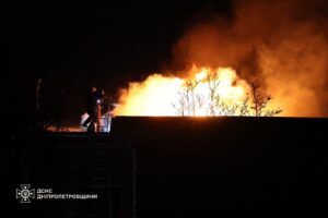 Потужні ракетні удари по Дніпру. Що відбувається на місці трагедії (Фото)