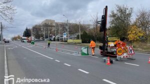У Дніпрі на Соколі кипить робота. Встановлюють колесовідбійний брус