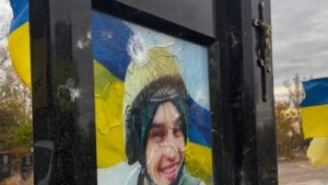 Мати прийшла на могилу до сина. Невідомі розстріляли пам’ятник загиблому захиснику