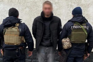 Поліція Дніпра затримала злодія, який крав у потягах з сумок пасажирів гроші з картками