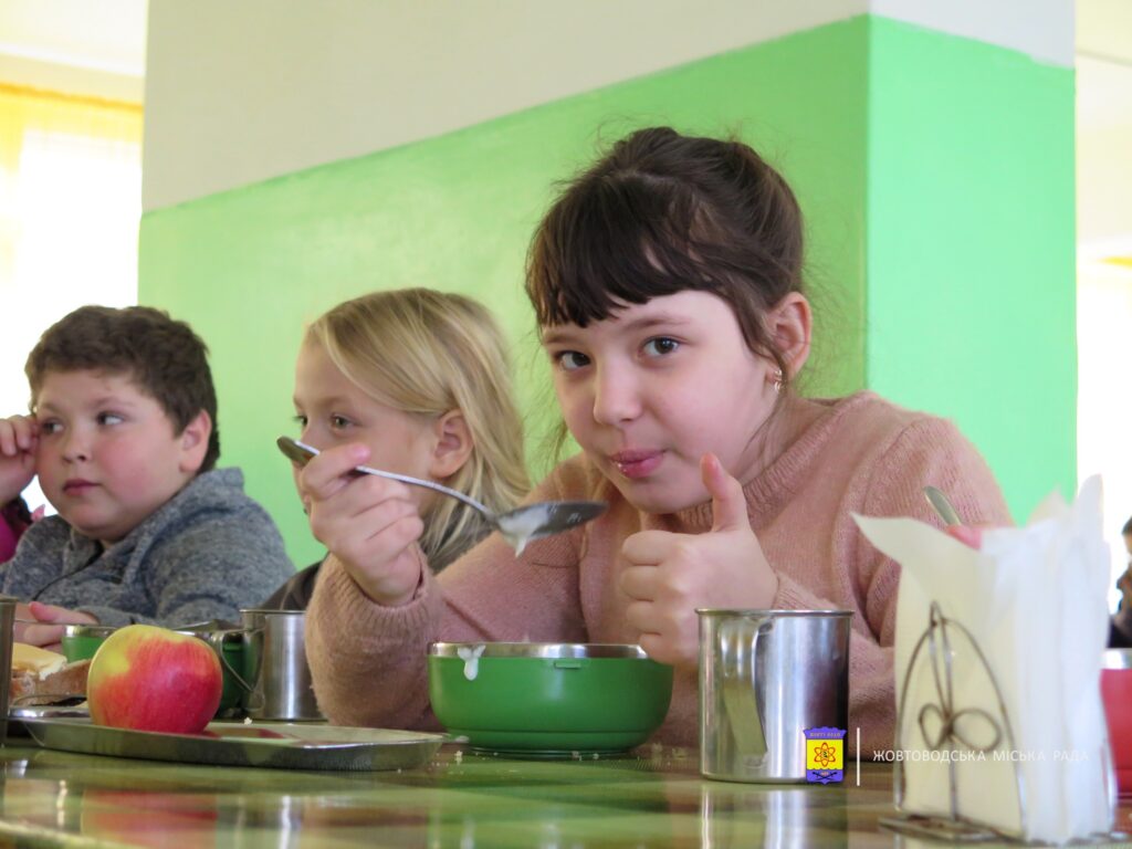 Безкоштовно, смачно, корисно. Як організовано харчування в школі Дніпропетровщини (фото)
