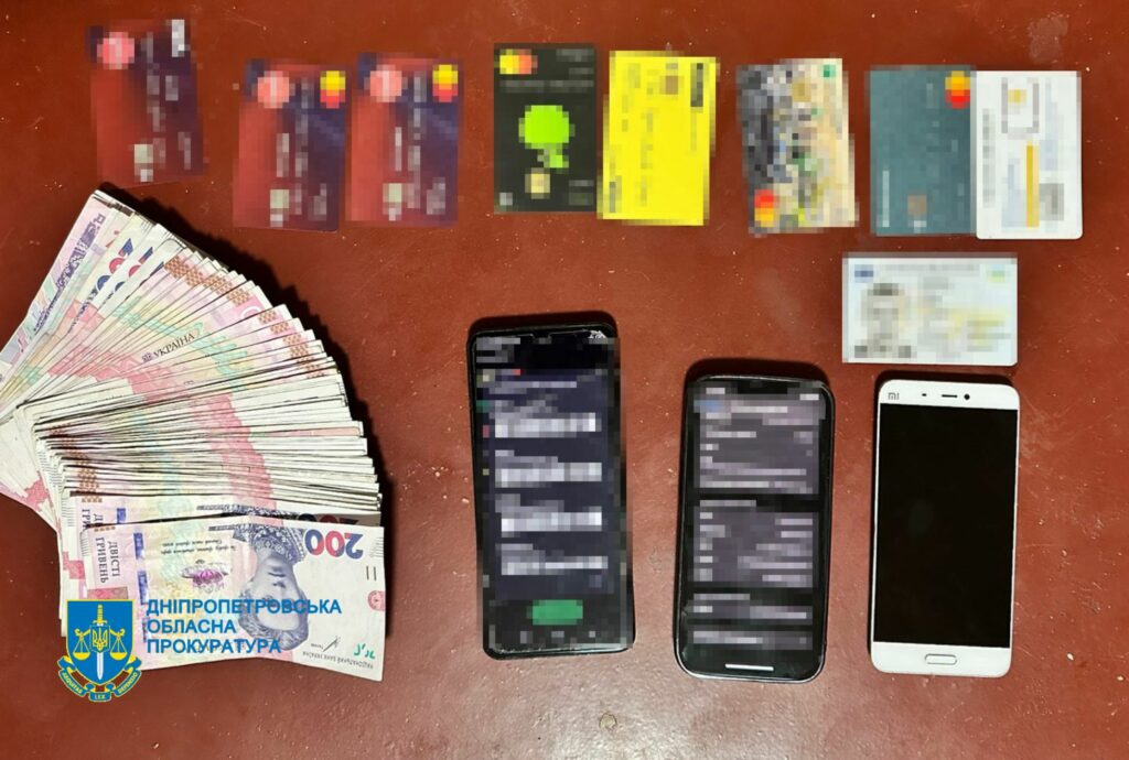 Обкрадали українців через онлайн-банкінг. У Кривому Розі затримали групу шахраїв Обкрадали українців. У Кривого Розі затримали групу шахраїв