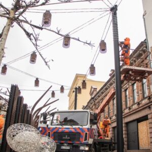 17 кілометрів новорічних гірлянд. У Дніпрі прикрашають місто (фото)