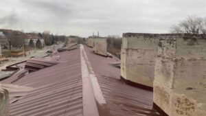 Понівечені внаслідок ракетних обстрілів та зношені часом. У Дніпрі впродовж року відремонтовано 157 дахів у будинках містян