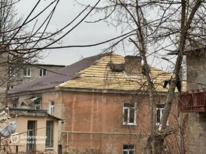 Як благодійні фонди допомогають будинкам ОСББ та ЖБК у Дніпрі ліквідовувати наслідки ворожих ракетних атак