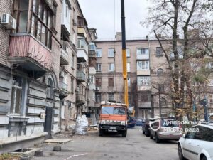 У Дніпрі триває заміна старих шиферних дахів на сучасні покрівлі