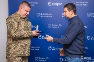 Дніпро вдячний захисникам: у мерії вручили нагороди військовим та передали дрони