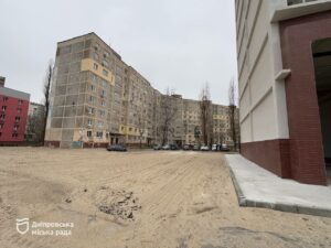 Роботи завершено. У Дніпрі закінчили реконструкцію будинку № 118 на ж/м Перемога, в який влучила ворожа ракета