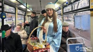 Різдвяна казка на колесах: у Дніпрі в трамваях і тролейбусах лунали колядки та роздавали подарунки