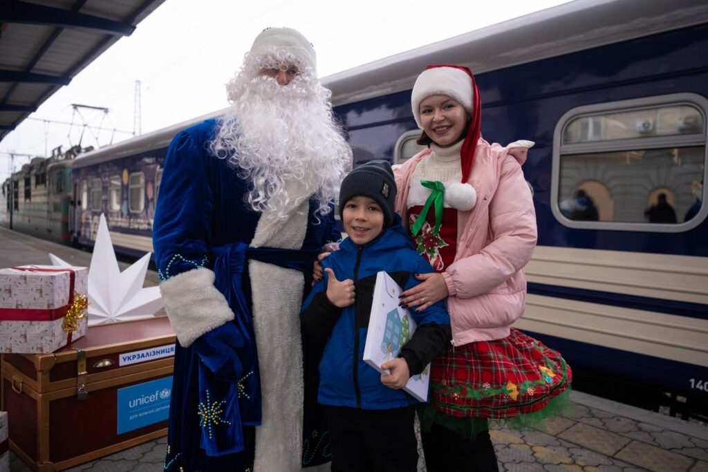 Зустрічають Святий Миколай та його помічники. У Дніпрі на вокзалі справжня казка