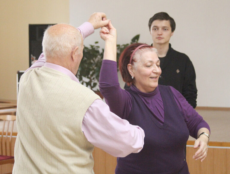 Для жінок +55. Дніпрянок запрошують на безоплатне навчання у школу танців