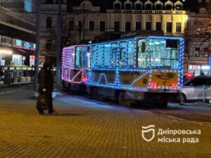 У Дніпрі прикрашені трамваї та тролейбуси сяють гірляндами