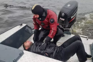 Дніпрянина врятували від самогубства, який стрибнув у воду з Нового мосту