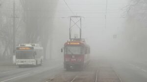 У Дніпрі транспорт курсує із затриманням