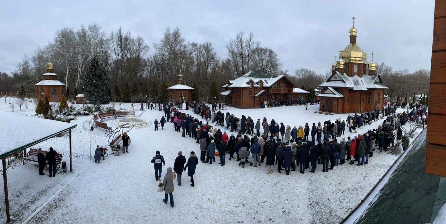 6 січня православні відзначають Святе Богоявлення. Хрещення Господа Бога і Спасителя нашого Ісуса Христа. Велике дванадесяте свято, що нагадує нам про євангельську подію, коли Ісус Христос прийняв хрещення від Іоана Предтечі у річці Йордан. В цей день вода освячена 5 та 6 січня називається святою - агіасма, яка має цілющі властивості.