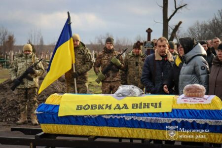 Майже півтора року вважався зниклим безвісті: на Дніпропетровщині в останню путь провели Максима Плотника