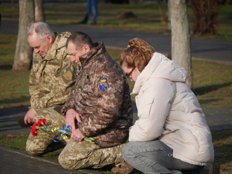 Живим коридором вшанували пам'ять Героя: у Покрові провели в останню путь Олександра Забутного