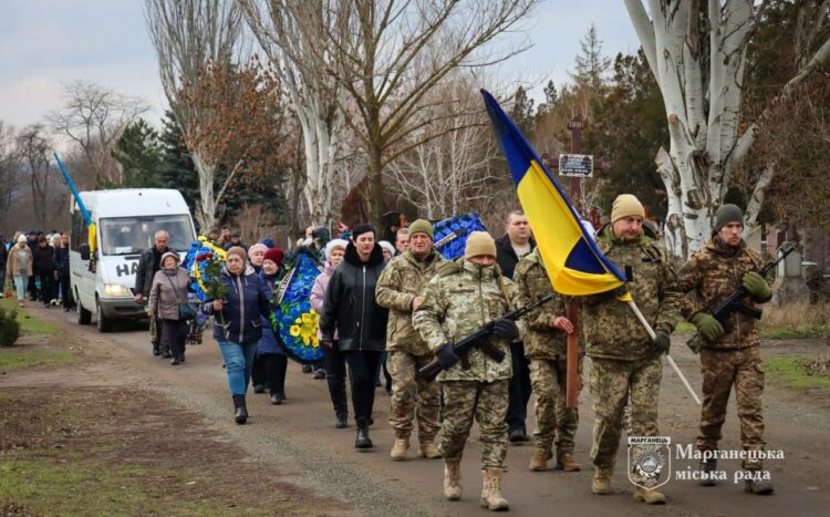 Майже півтора року вважався зниклим безвісті: на Дніпропетровщині в останню путь провели Максима Плотника