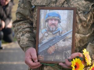 Живим коридором вшанували пам’ять Героя: у Покрові провели в останню путь Олександра Забутного