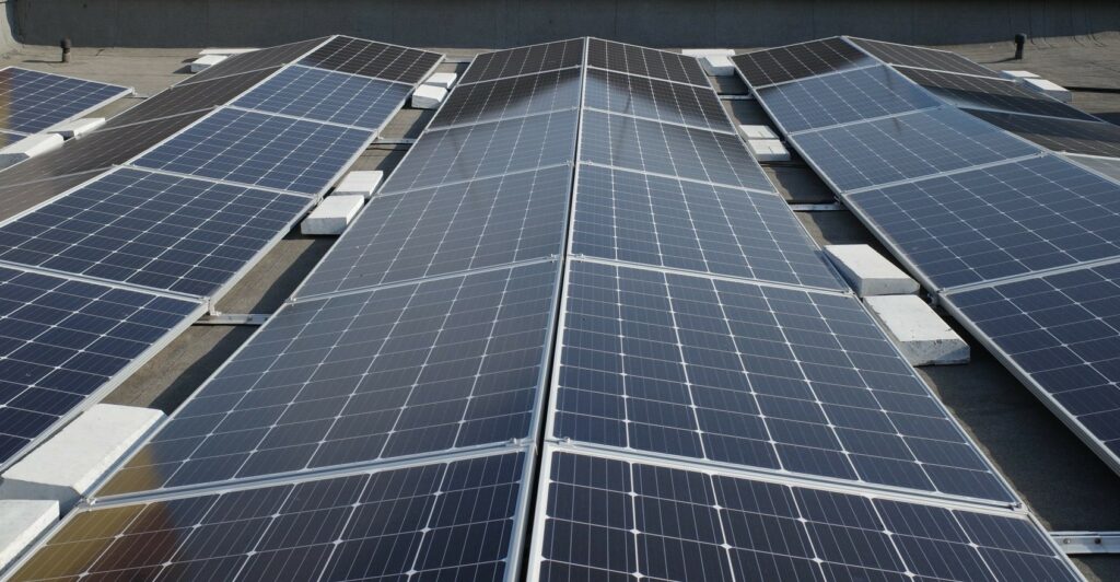 Зелена енергетика на Дніпропетровщині: в регіоні запровадить Програму підтримки встановлення сонячних та вітрових електростанцій Зелена енергетика на Дніпропетровщині: в регіоні запровадить Програму підтримки встановлення сонячних та вітрових електростанцій