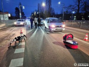 Від удару немовля випало із візка. У ДТП загинув 1-місячний малюк на Рівненщині