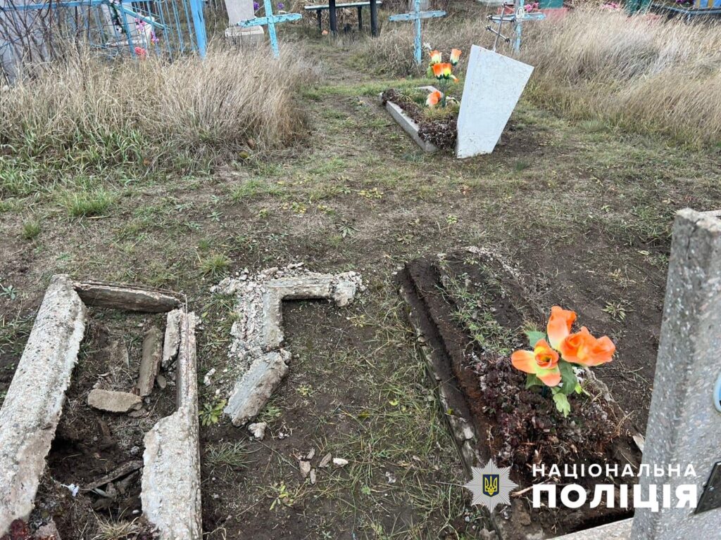 Погром на кладовищі. На Дніпропетровщині чоловік зруйнував могили