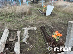 Погром на кладовищі. На Дніпропетровщині чоловік зруйнував могили