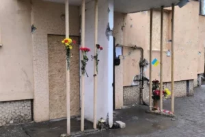 Ракетний удар по Дніпропетровщині. До під’їзду, де загинули люди, не припиняють нести квіти