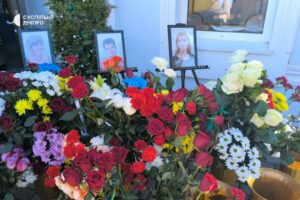 Три похорони в одній родині. На Дніпропетровщині прощаються з загиблими від ракетного удару Олексієм Акименком, його бабусею Оленою та тіткою Іриною