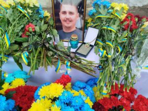 Лише батько не зміг прийти, який в полоні. На Дніпропетровщині встановили меморіальну дошку Герою