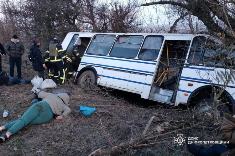 Масштабна ДТП на Дніпропетровщині за участі автобуса: постраждало 14 людей (ФОТО)