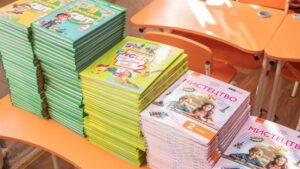 У Дніпрі школи почали отримувати нові підручники для учнів 1, 2 та 11 класів