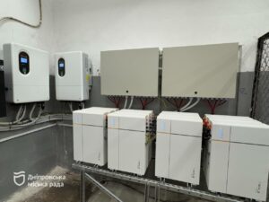 Врятують, коли не буде світла. У Дніпрі встановлюють акумуляторні батареї для водопостачання