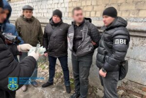 Поліцейський у Дніпрі вимагав 1500 доларів за видалення з бази розшуку ТЦК