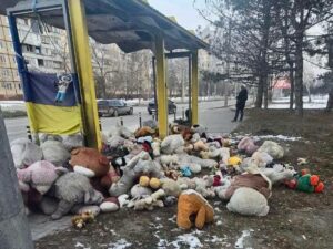 Вандалізм на місці трагедії: у Дніпрі сплюндрували народний меморіал загиблим від ракетного удару