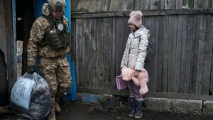 У прифронтовій громаді на Дніпропетровщині закликають евакуювати дітей (відео)
