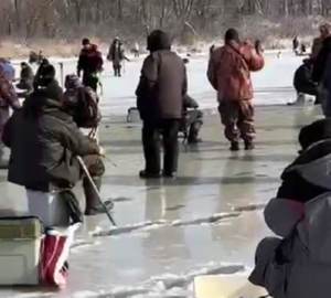 У Дніпрі на Перемозі аншлаг рибалок. З’явилось відео з місця подій
