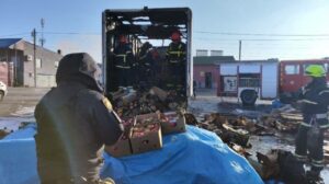 Тонни яблук у вогні. На Дніпропетровщині пожежа на оптовому ринку