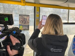 Швидко, зручно, безготівково. У Дніпрі запрацювала оплата проїзду в громадському транспорті через мобільний застосунок «єДніпро»