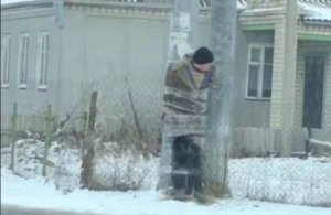 На Дніпропетровщині чоловіка прив’язали скотчем до стовпа (фото)