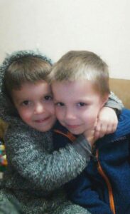 Двоє маленьких хлопчаків чекають батька. У Дніпрі врятували життя Героя, якого витягнули з пекла