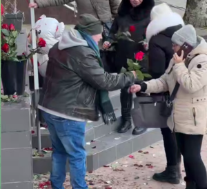 На Дніпропетровщині американець дарував квіти жінкам до дня закоханих